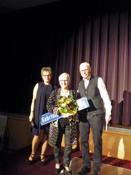 Ehrung Gabriele Knüttel durch Dieter Trsipel und Marlies Wiedenau