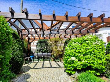 Pergola am Brunnen