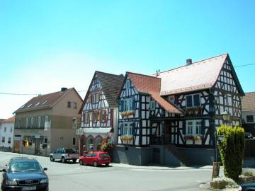 Fachwerkhaus Familie Wagner am Rathausplatz (links, mit Laden)