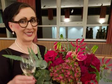 Evi Niessner mit Blumenstrauss