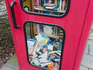 Müll in der Bücherzelle